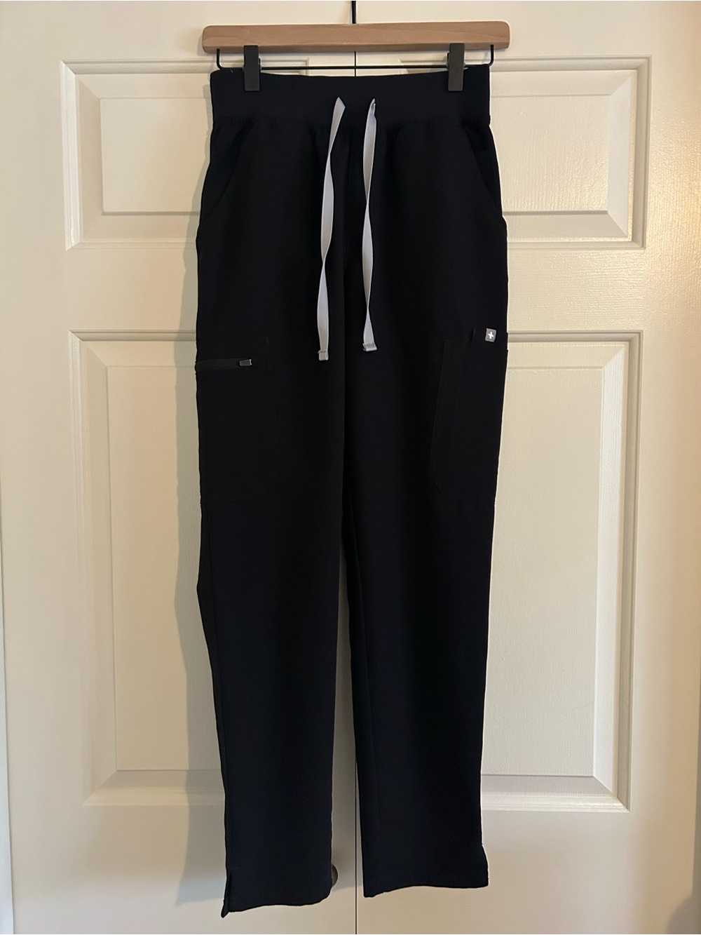 Figs Women’s High-Rise Slim Scrub Pant Black with Silver Gray Drawstring, XS/P